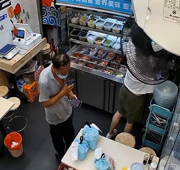 六旬老人手拿放大鏡看單號(hào)送外賣，店主：不容易，很心疼